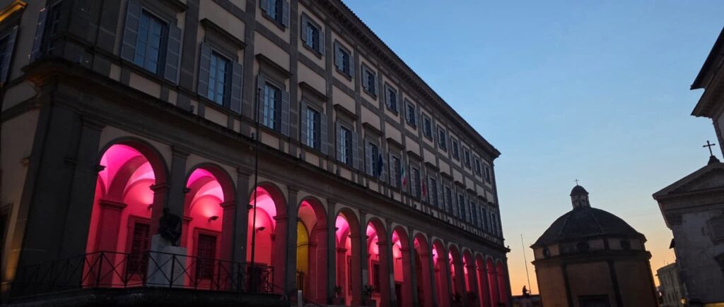 Palazzo comunale di Velletri illuminato di rosa per la prevenzione