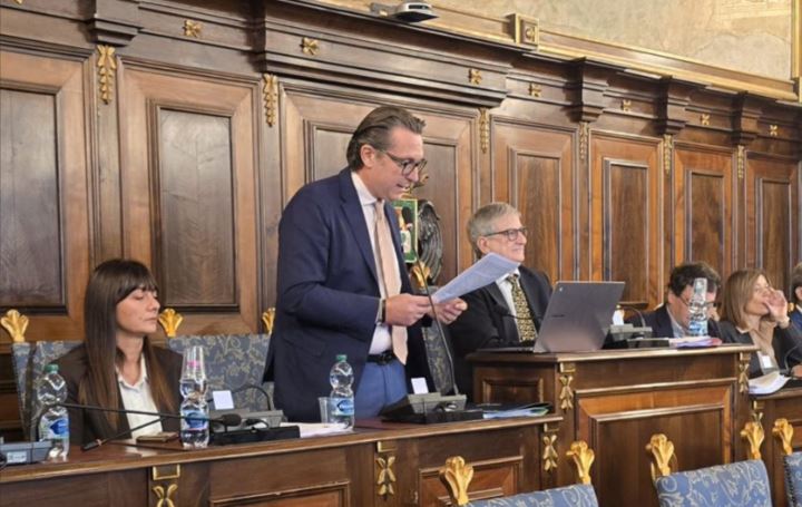 Ascanio Cascella, sindaco di Velletri, durante l'intervento in Consiglio comunale sulle dimissioni in Giunta